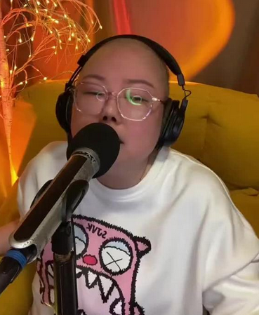 E某人  正在直播......